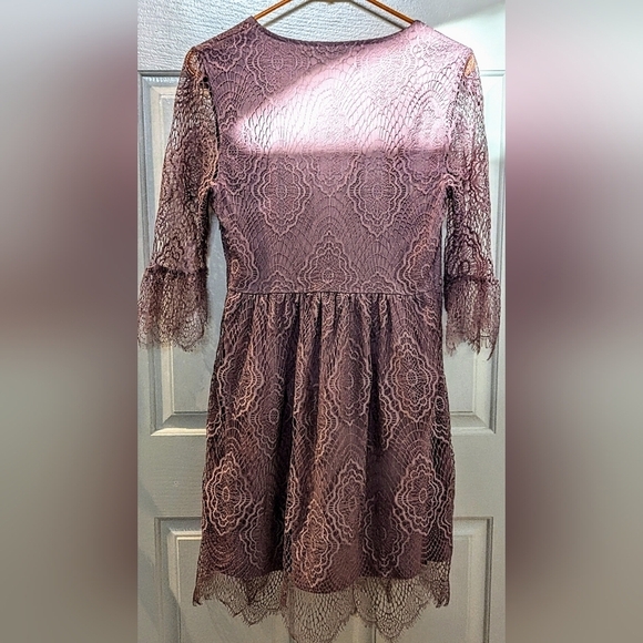 Express mauve lace deep V neck dress - Picture 2 of 7